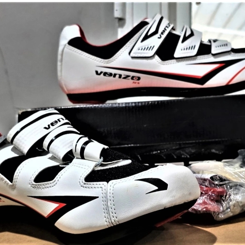 Venzo Men's Black and White Cycling Sneakers
